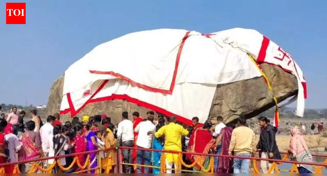 Makar Sankranti Celebrations: Thousands Flock to Hathia Pathar Dham and Sree Ayyappa Temple in Bokaro, Sukhaldari Waterfall in Garhwa