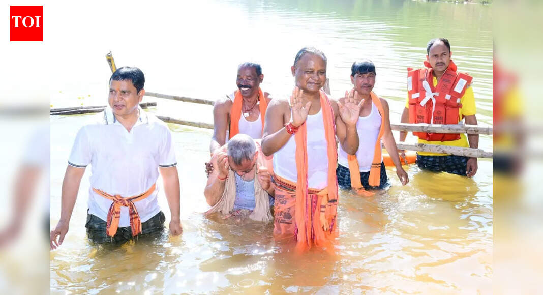 CM, wife take holy dip in Keonjhar on Makar Sankranti