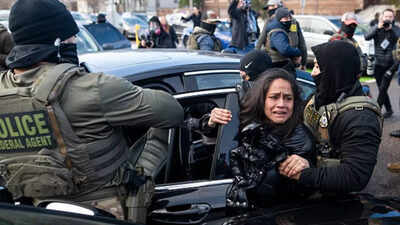 காண்க: மின்னியாபோலிஸ் எதிர்ப்பு மோதலில் ICE முகவர்கள் ஜன்னலை உடைத்து, காரில் இருந்து 'ஊனமுற்ற' பெண்ணை இழுத்துச் சென்றனர்