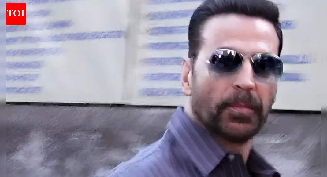 Akshay Kumar wins hearts at BMC polling booth; offers to help girl's family with debt - VIRAL VIDEO