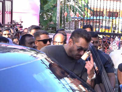  Salman Khan turns up to cast his vote