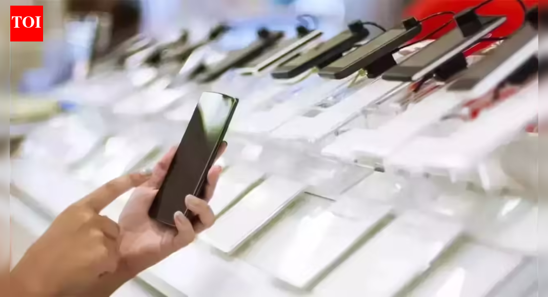 Smartphone exports up 43.7 pc during Apr-Nov: Comm min data