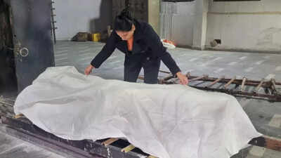  The story of 30-year old Pooja Sharma who has cremated 4000 unclaimed dead bodies