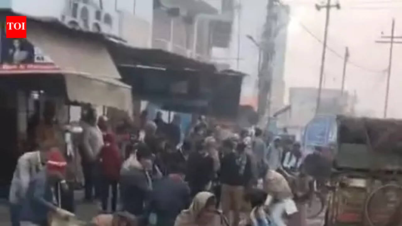 Bystanders loot fish as pickup van kills teen in Sitamarhi