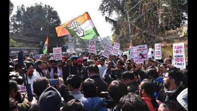 Congress holds protest in Doon demanding CBI probe in farmer’s suicide