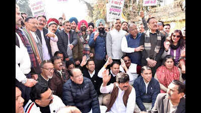 Congress holds protest in Doon demanding CBI probe in farmer’s suicide