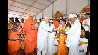 135 couples enter wedlock in mass marriage at Suttur Jathra Mahotsava