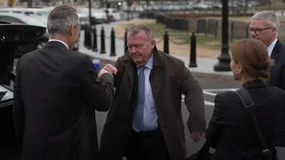  Viral clip shows Danish minister rushing out to smoke after Rubio–Vance Greenland talks