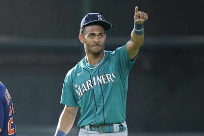 Seattle Mariners star Julio Rodríguez visits the Dominican Republic home he rebuilt, earning heartfelt praise from fans