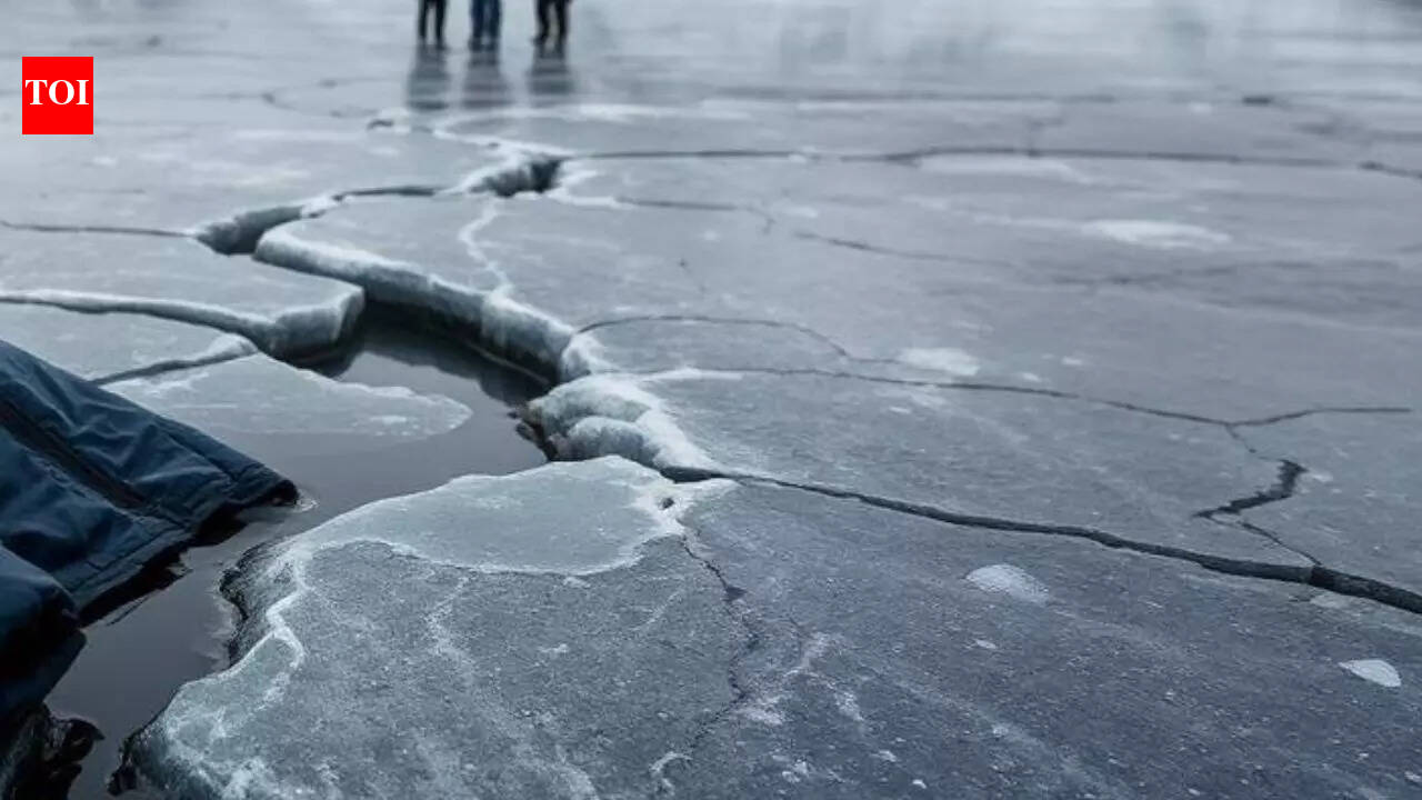 Arunachal Pradesh: Tourist dies as ice cracks on frozen Sela Lake, 1 missing