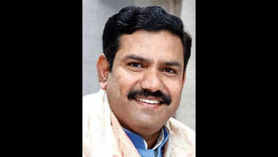 BJP team visits slain Congressworker’s kin, gives Rs 10 lakh