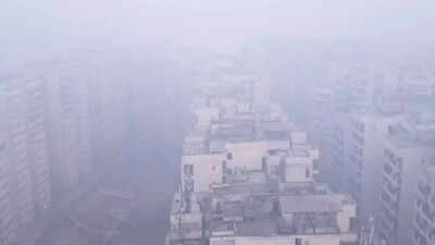 Delhi smog crisis deepens: AQI at 439 in ‘severe’ category; cold wave, fog persist, visibility remains poor