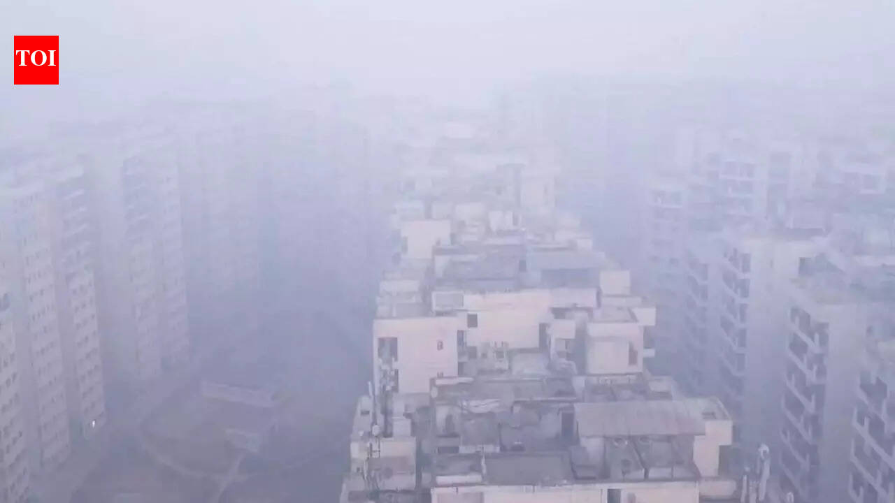 Delhi smog crisis deepens: AQI at 439 in ‘severe’ category; cold wave, fog persist, visibility remains poor