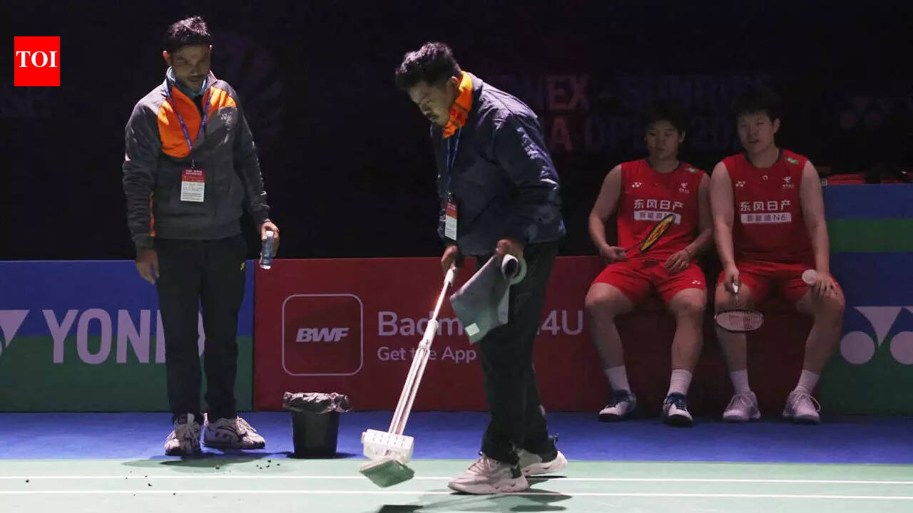 Another embarrassment: Falling bird's nest debris halts India Open semifinal