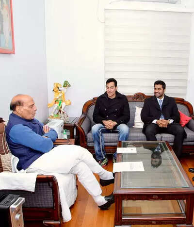 Sudhanshu Pandey admires Rajnath Singh's farsightedness as he meets the Defense Minister