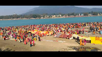 Devotees from Bihar, UP and Nepal take holy dip at Valmikinagar Triveni Sangam on Mauni Amavasya