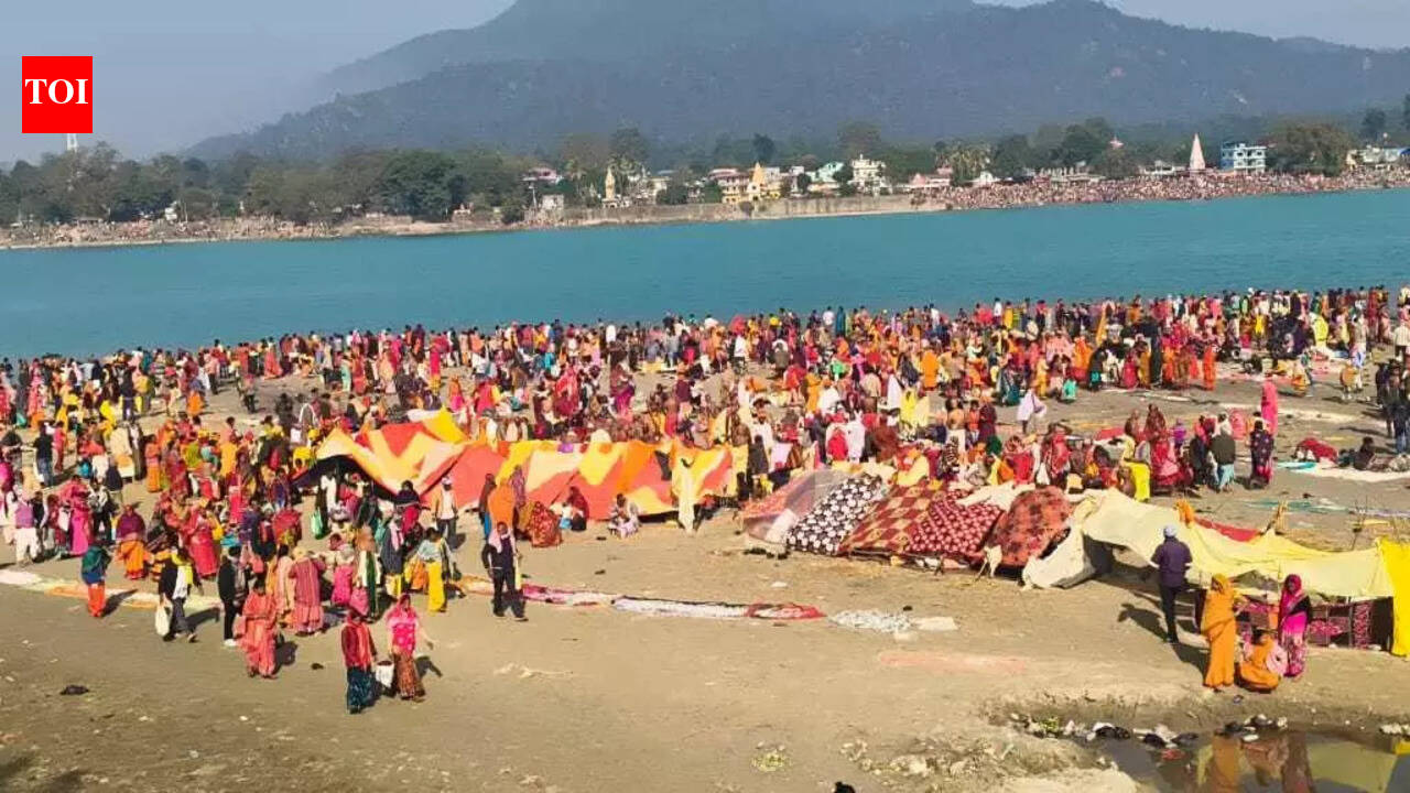 Devotees from Bihar, UP and Nepal take holy dip at Valmikinagar Triveni Sangam on Mauni Amavasya