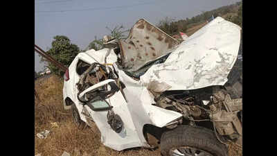 5 killed, 1 injured as MUV veers off highway to crash into tree near Mohol