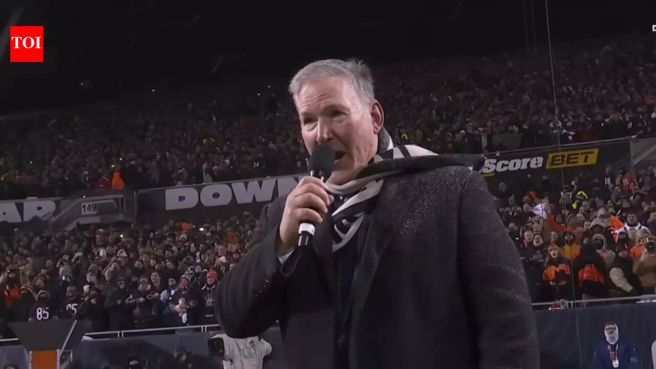 Jim Cornelison ignites Soldier Field as his powerful national anthem sends Bears fans into instant frenzy