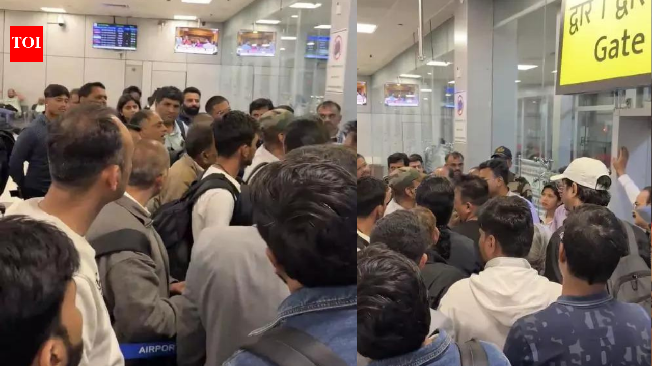 Akasa chaos: Pune–Ahmedabad flyers' 11-hour wait ends in cancellation