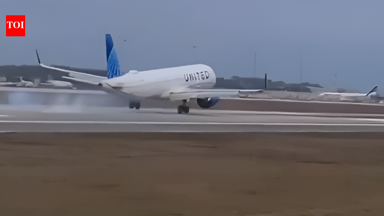 'Mechanical issue': United flight narrowly avoids crash landing in Orlando; videos shows close-call