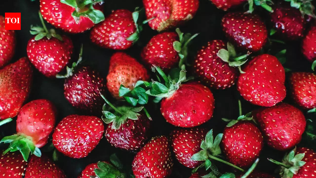 ऐसा कौन सा फल है जिसके बीज अंदर की बजाय बाहर की तरफ होते हैं |