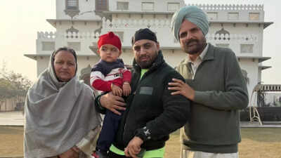 Rapper Imran Khan shares heartwarming picture with Sidhu Moosewala’s parents, fans shower love and respect
