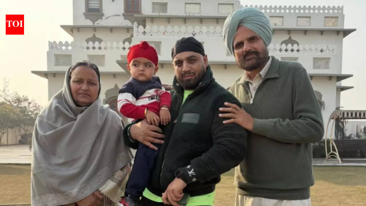 Rapper Imran Khan shares heartwarming picture with Sidhu Moosewala’s parents, fans shower love and respect