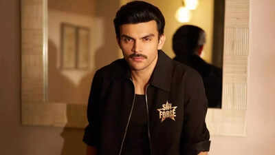 Veer Pahariya avoids paparazzi as he makes solo appearance without Tara Sutaria amid breakup rumors - Watch Video