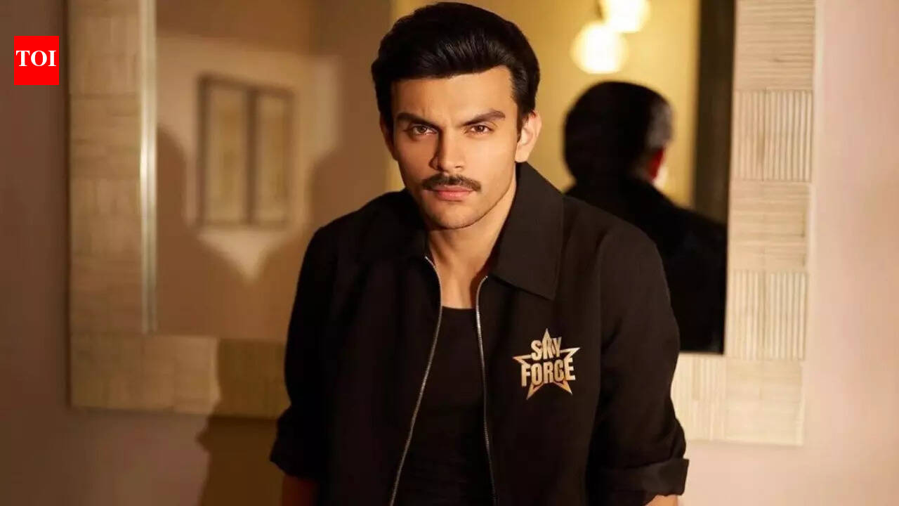 Veer Pahariya avoids paparazzi as he makes solo appearance without Tara Sutaria amid breakup rumors - Watch Video