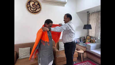 Activists cry foul as GMCH dean felicitates BJP city president after party’s poll victory in Sambhajinagar