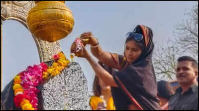 Tanishaa Mukerji visits Shani Shingnapur with her 'Devis', says 'no evil can touch you'