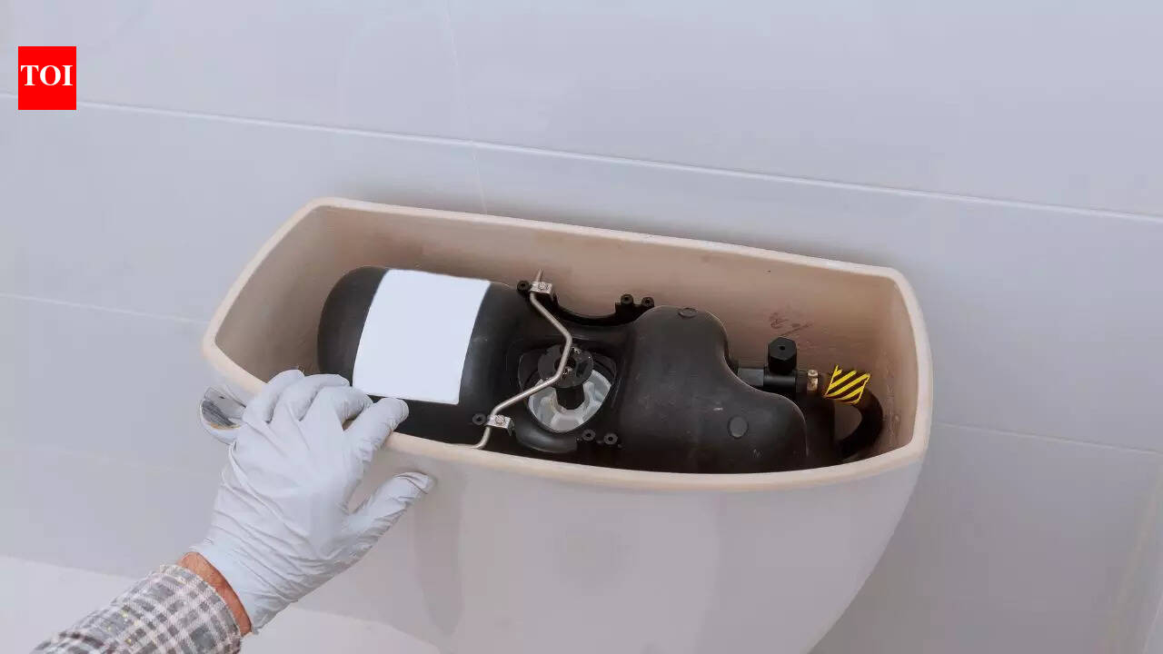 Your toilet smells or flushes poorly? This hidden area could be the reason; here’s how to clean it without harsh chemicals