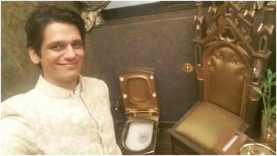 Vijay Varma's 2016 selfie with Amitabh Bachchan's 'golden toilet' is epic throwback; tags,it as 'milestone year'