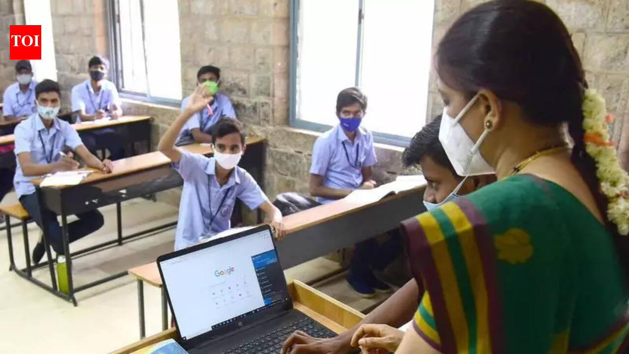 Minister urges govt college teachers and students to speak in English on campus