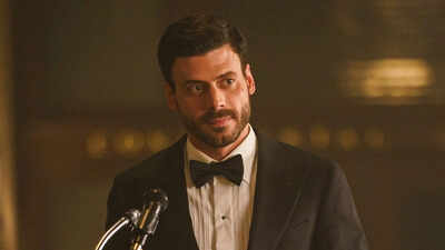 'Heated Rivalry' star François Arnaud reveals the actress who slid into his DMs