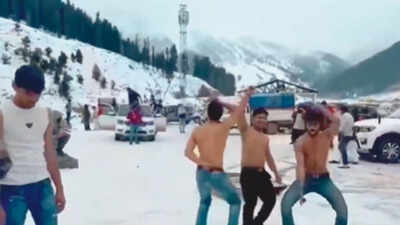  Half-naked men groove to ‘Jaat Ka Chhora’, wave hookahs in Sonmarg; video sparks massive outrage