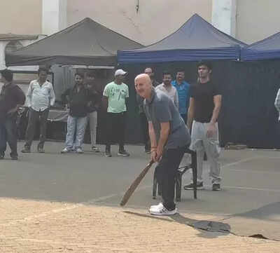 Anupam Kher begins shoot with Sooraj Barjatya after wrapping ‘Khosla Ka Ghosla 2’; enjoys Gali cricket on set