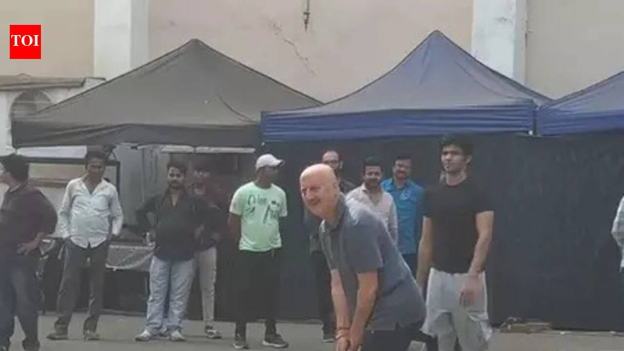 Anupam Kher begins shoot with Sooraj Barjatya after wrapping ‘Khosla Ka Ghosla 2’; enjoys Gali cricket on set