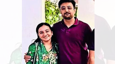 Engineer shoots wife accidentally; distressed by death, he kills self