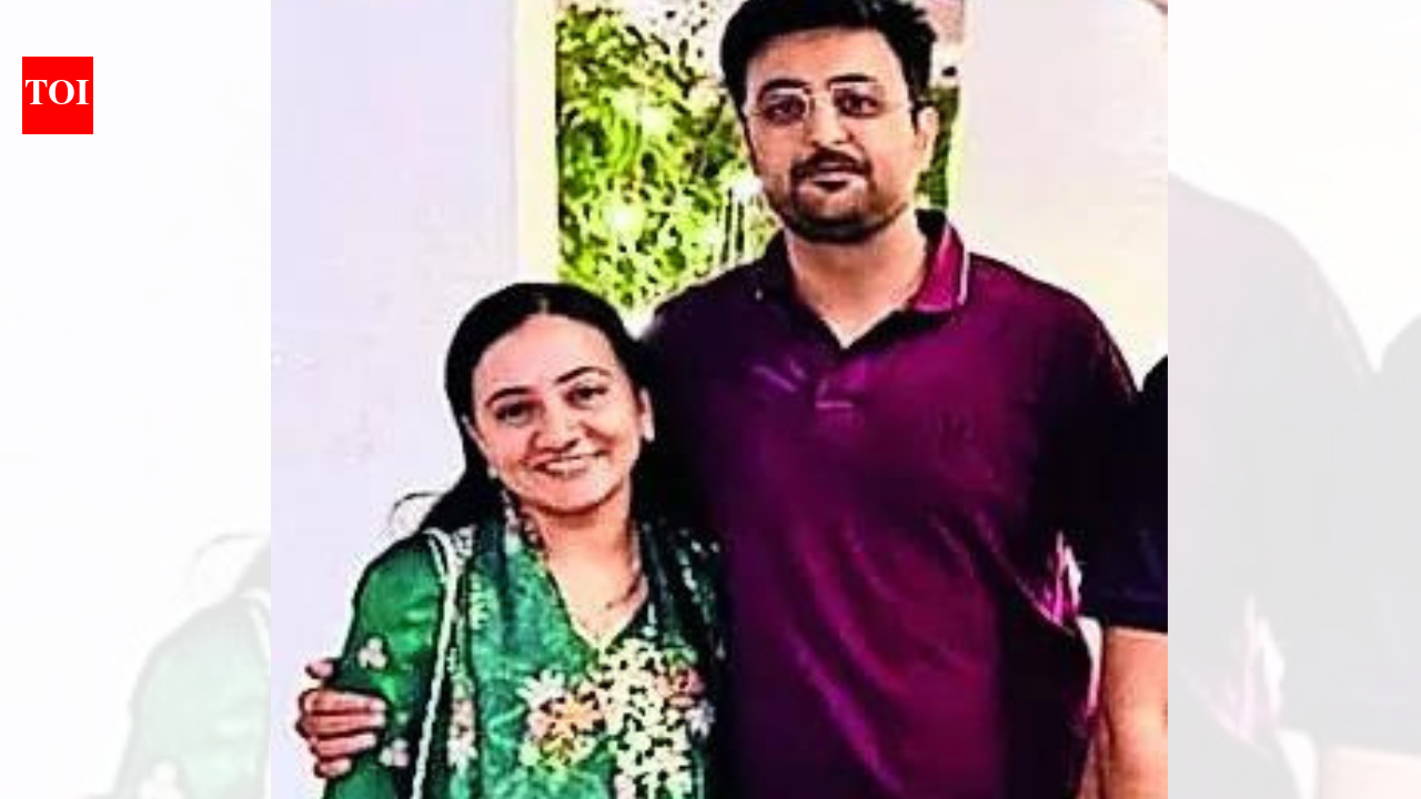 Engineer shoots wife accidentally; distressed by death, he kills self