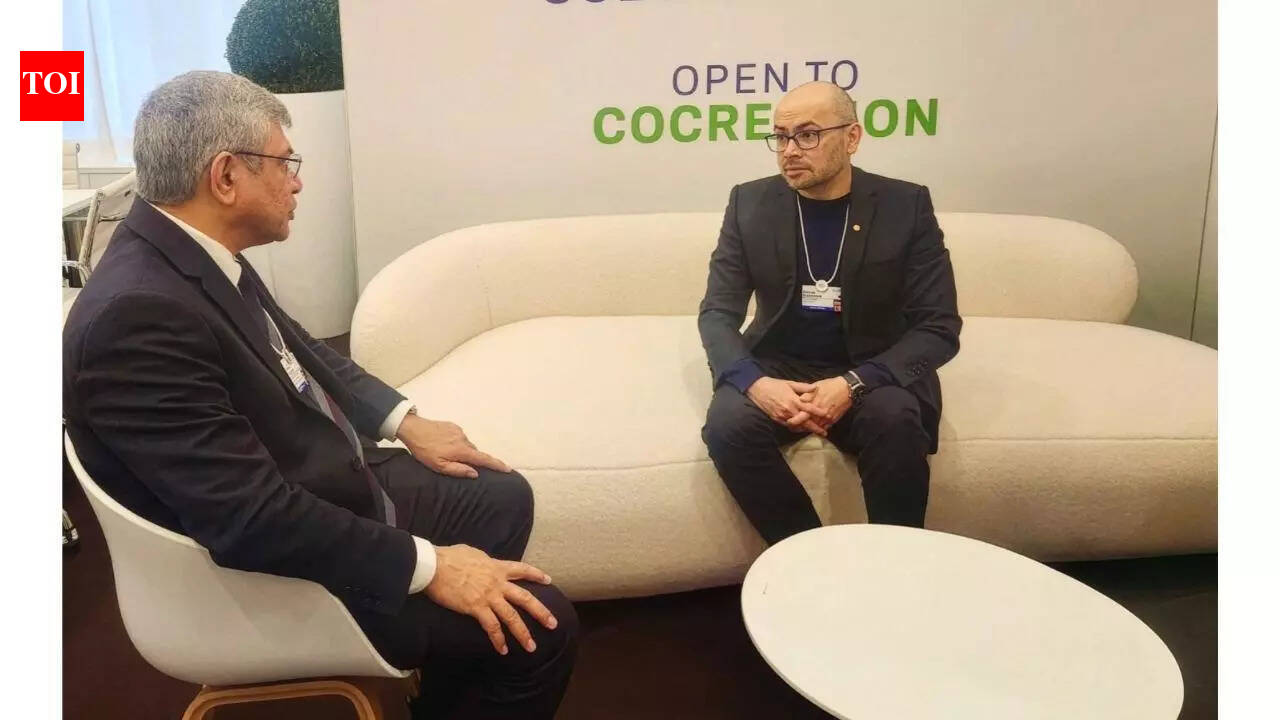 Google DeepMind CEO Demis Hassabis meets IT Minister Ashwini Vaishnaw at WEF 2026