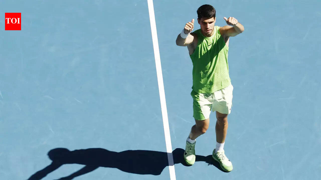 Australian Open: Carlos Alcaraz eases into last 16 as Aryna Sabalenka 'all over the place'