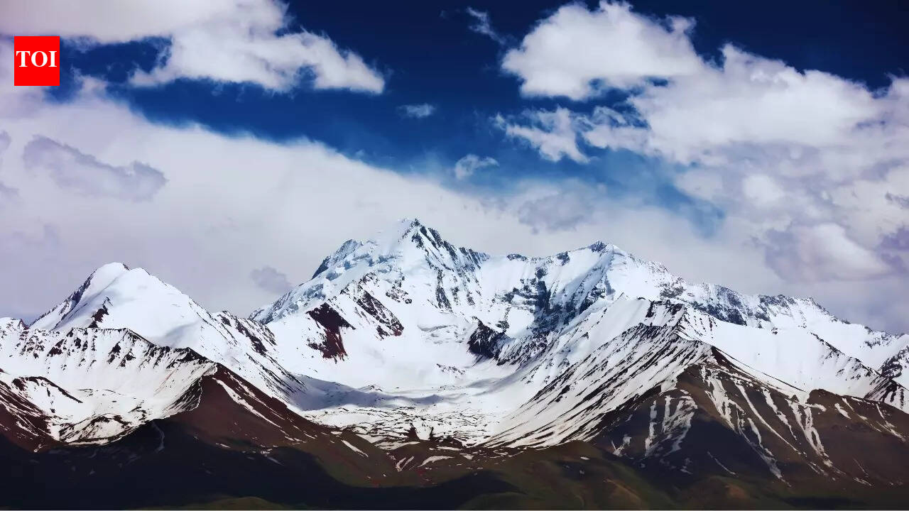 Which mountain is known as the ‘Roof of the World’?