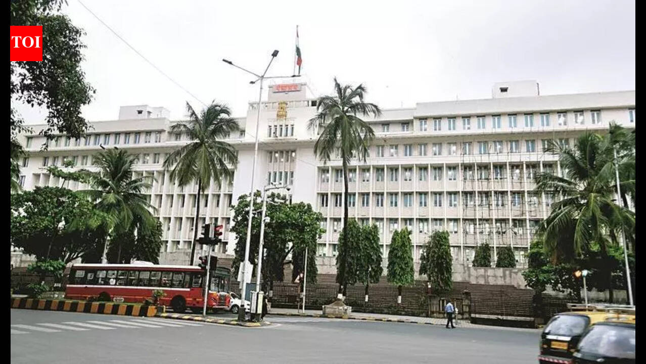 यू-टर्नमध्ये, महाराष्ट्र सरकारने स्थानिक नेत्यांना खेळ संकुलांचे प्रमुख म्हणून पुन्हा नेमले.