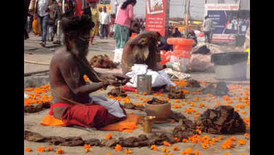 Panchdhuni sadhana for controlof senses begins at Magh Mela