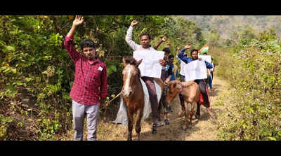 Image 5: Tribals take out horse rally protest for road in Anakapalli