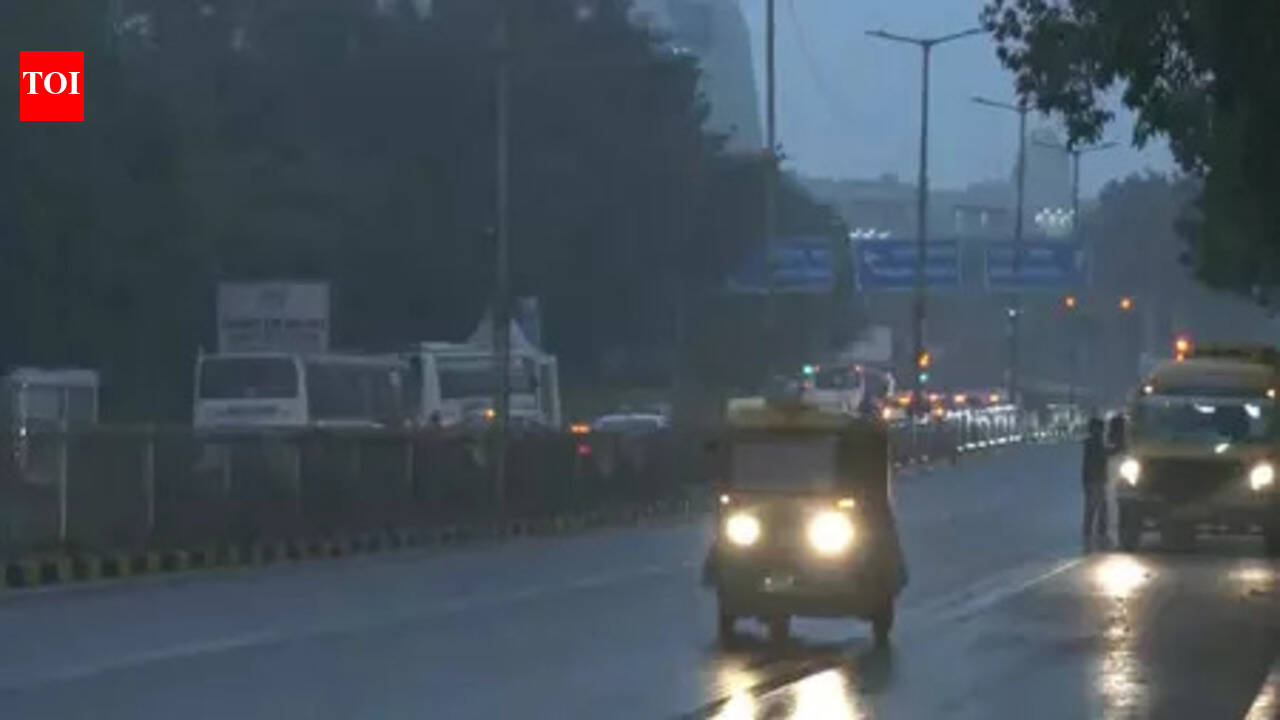 Delhi weather forecast: Sunny skies, comfortable temperatures; air quality alert