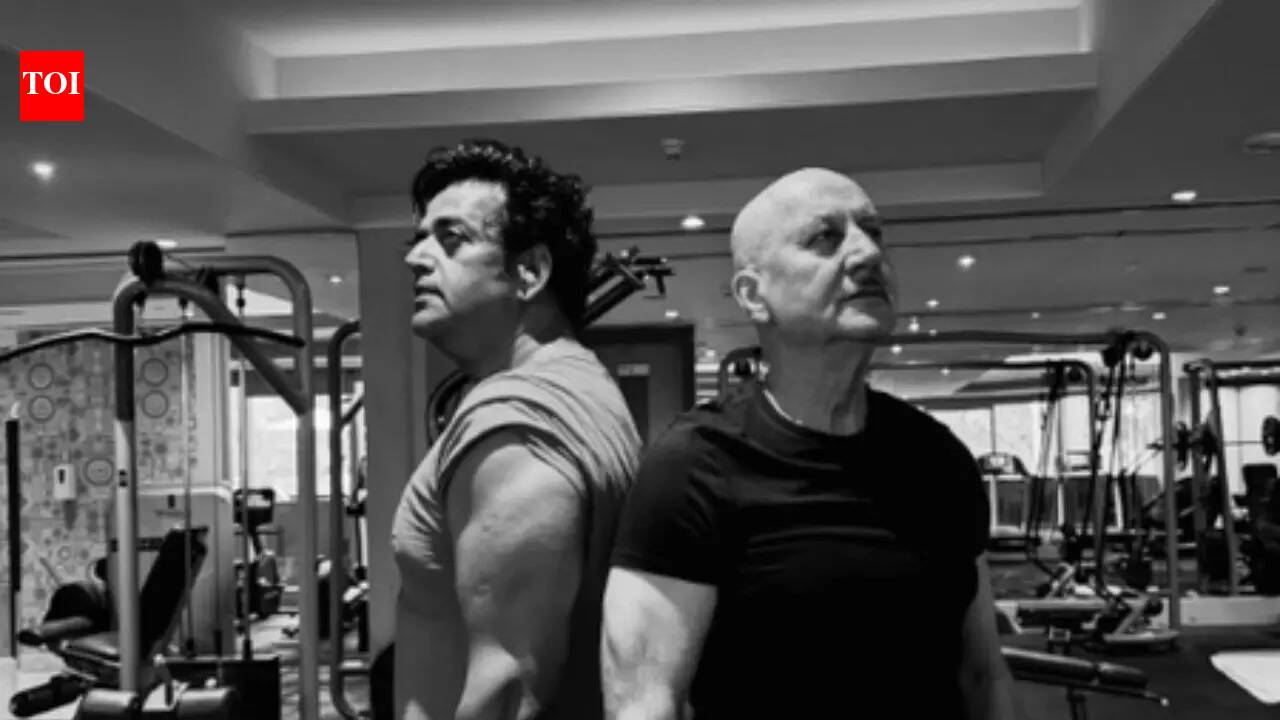 Anupam Kher sets fitness goals as he flaunts muscles with 'friend' and 'Khosla Ka Ghosla 2' co-star Ravi Kishan