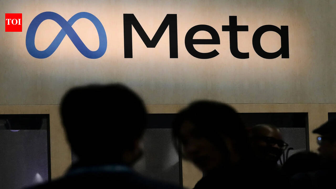 பேஸ்புக் பெற்றோர் நிறுவனமான மெட்டா, தங்கள் செயற்கை நுண்ணறிவு பாத்திரங்களுடன் வாடிக்கையாளர்களாக உள்ள இளம் பயனர்களை உரையாடுதல் தற்காலிகமாக நிறுத்தியது.